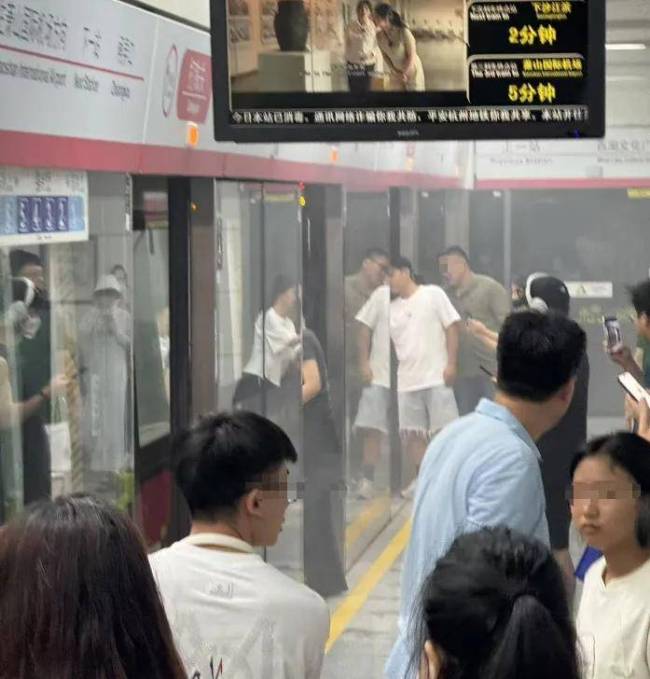 官方通报杭州地铁一乘客充电宝自燃 列车清客后恢复正常运营