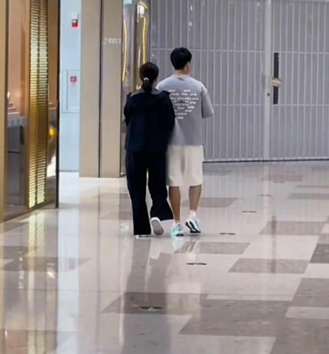 实锤！国乒情侣不藏了：手挽手逛街，新科女单冠军爱情事业双丰收 赛场内外皆甜蜜