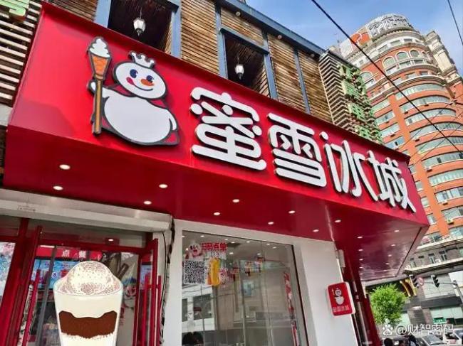 蜜雪冰城未开封奶茶发现蟑螂 消费者获赔1000元 食品安全再引关注