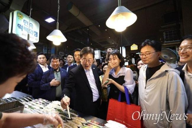 李在明夫妇走访首尔菜市场