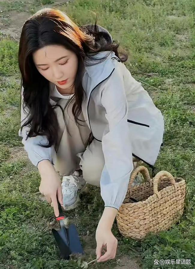 <strong>曾黎</strong>素颜近照状态 种菜直播引爆全网热议