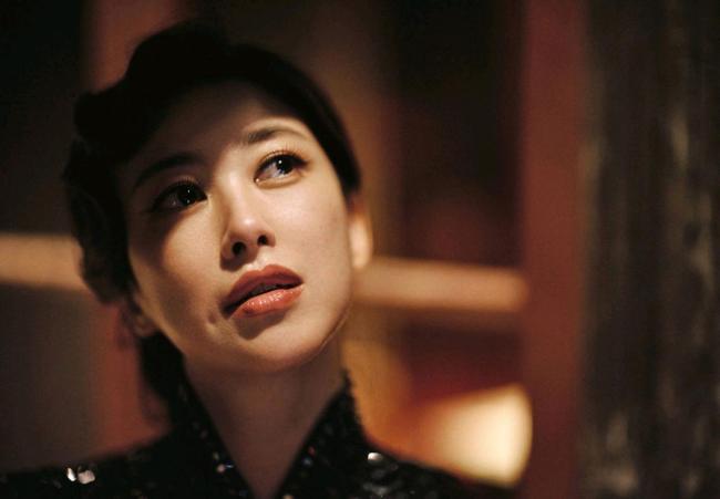 这张脸就该穿旗袍!朱珠身穿新中式旗袍一颦一笑韵味十足