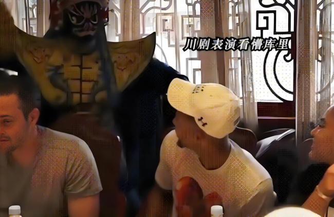 库里观看变脸被震惊 露出了孩子般的惊叹表情