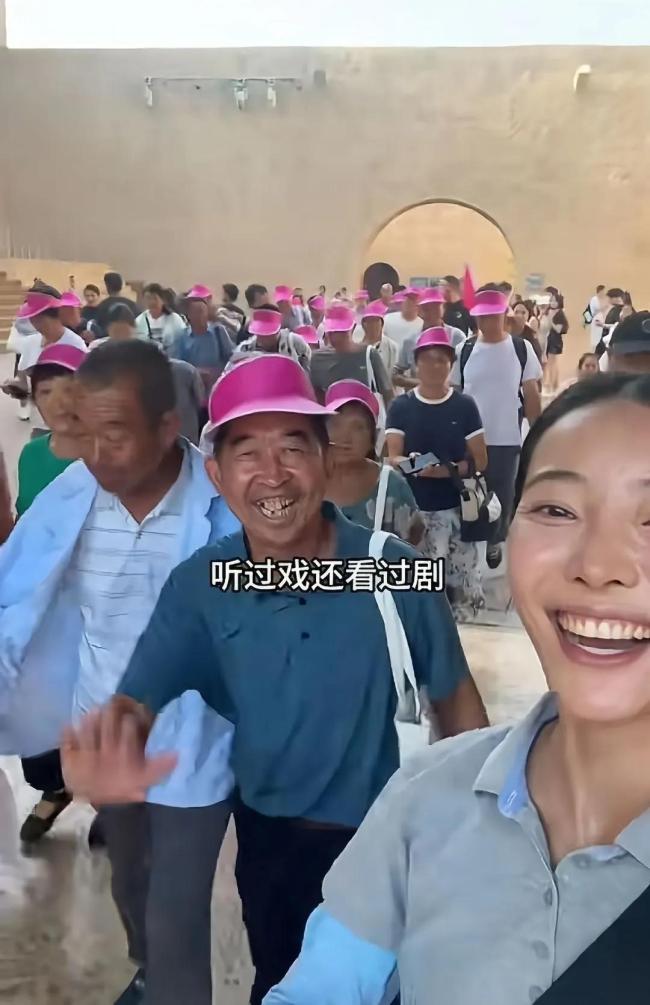 李福贵带46名老人去旅行：圆了老人们“看世界”的梦想