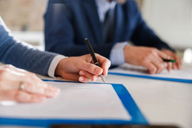 境外间谍混在游客里套近乎，最终倒在审查这一关……