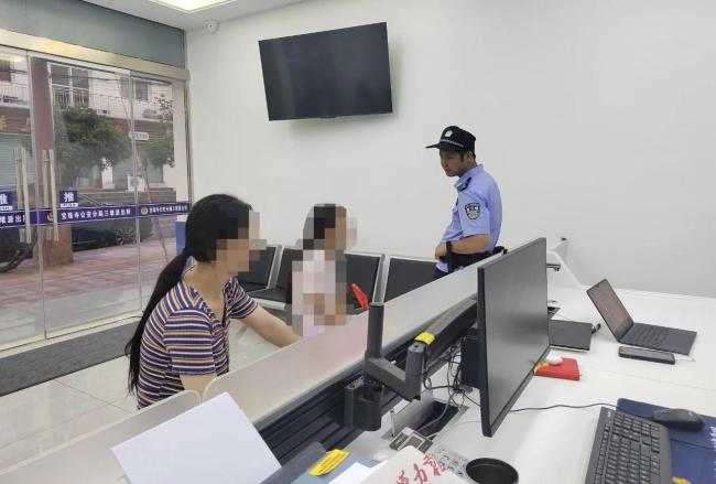 10岁女孩偷拿家中钱被母亲送进派出所