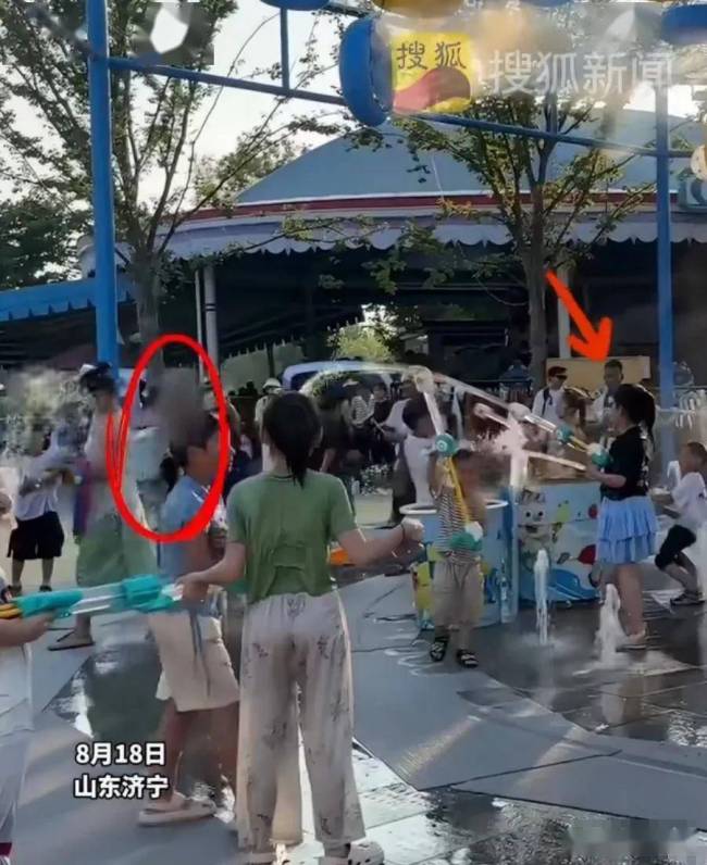 济宁方特NPC拿水桶砸孩子