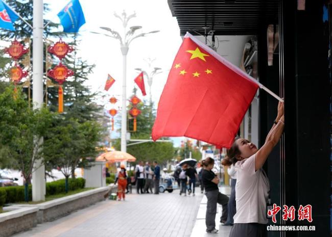 拉萨街头张灯结彩庆祝氛围浓