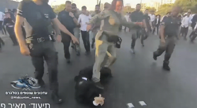 极端正统派犹太人被以色列女警踹头！