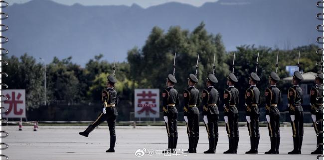 阅兵训练现场再现复制粘贴，近距离感受受阅官兵的汗水与荣耀