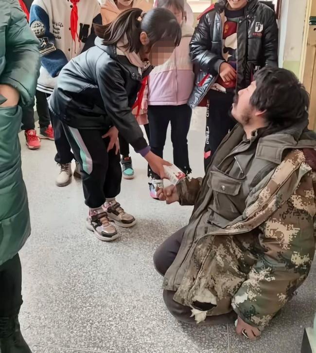 受拾荒者资助女孩离世 老师发声 家庭变故影响深