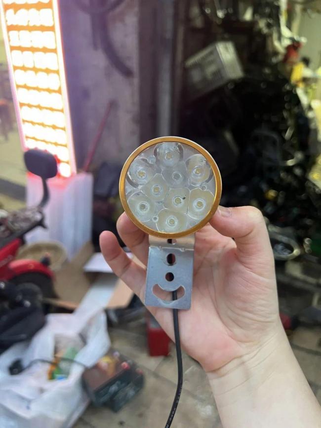 深圳市民吐槽“電雞”濫用遠(yuǎn)光燈 安全隱患引關(guān)注