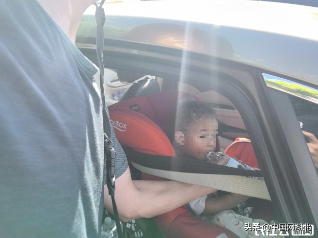 1歲孩童被困車內(nèi) 民警輔警緊急破窗救人