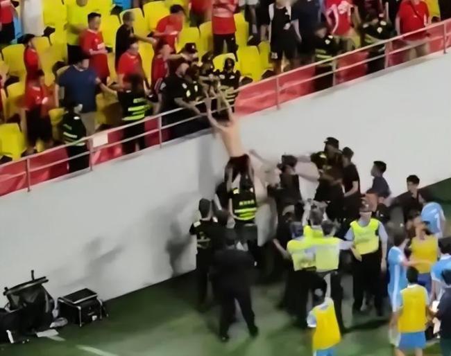 壓力給到中足聯(lián)！成都主場違規(guī)應(yīng)效仿天津被重罰，一碗水必須端平 公平裁決待觀察