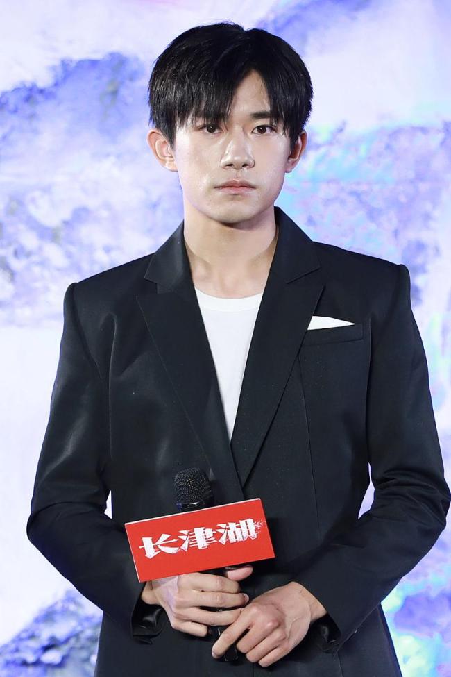 易烊千玺被粉丝的尖叫声吓到了 舞台惊吓引爆热搜