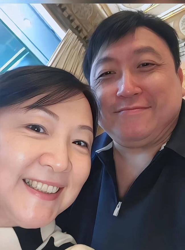 导演王晶给妻子庆生 低调夫人终获浪漫表白
