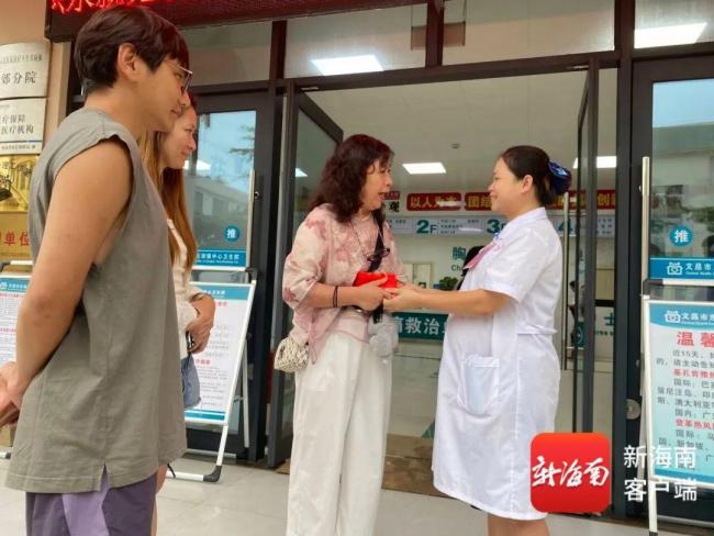 女子溺水游客进行心脏按压 孕妇护士英勇救人