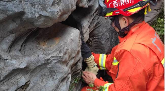 男孩卡小溪巨石缝 文身哥拽出孩子 消防徒手救援成功