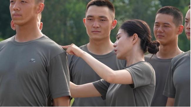 走近装备方队中唯一的“女教头” 铿锵玫瑰的阅兵梦