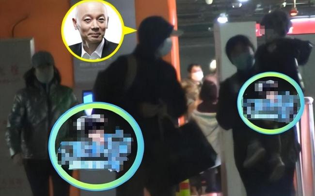 葛优自驾带儿子外出吃饭 温馨画面曝光