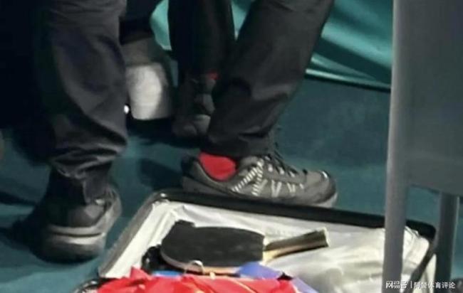 球拍被踩后安然无恙 莫雷加德捡起来亲吻