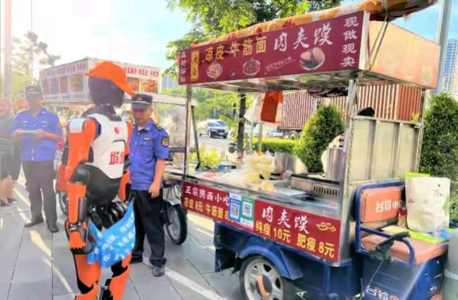 深圳机器人上街劝导乱摆卖 科技助力城市管理