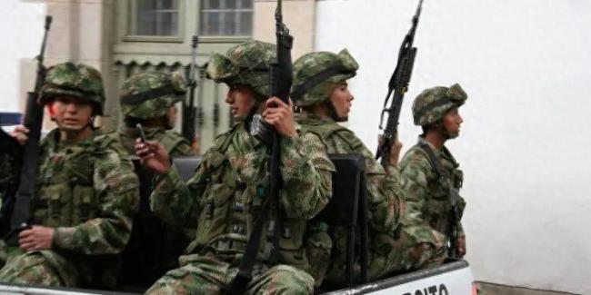 哥伦比亚总统下飞机防弹板全程遮挡 毒枭威胁下的高危出行