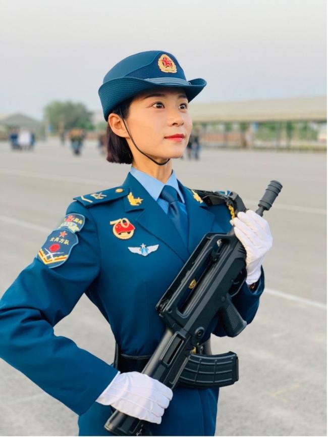 走近装备方队中唯一的“女教头” 铿锵玫瑰的阅兵梦