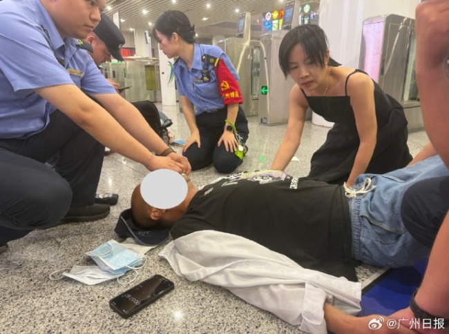 男子倒地小姐姐咬掉美甲片急救 护士挺身而出救癫痫患者