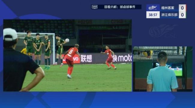 媒体人谈王钰栋手球送点：不要搞这种小动作，VAR一抓一个准