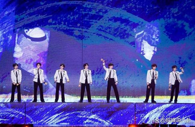 粉丝称被演唱会保安摸腿掀裙抄身 安检争议激励热议