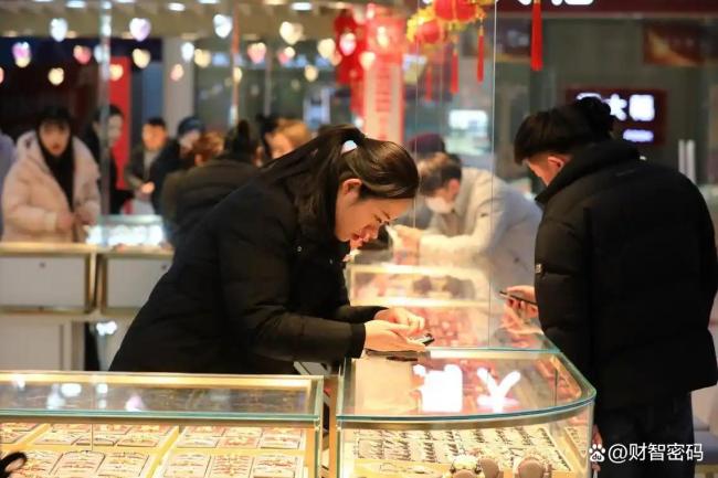 挤爆了！直击老铺黄金涨价前夕，“排队3小时进店” 疯狂抢购潮