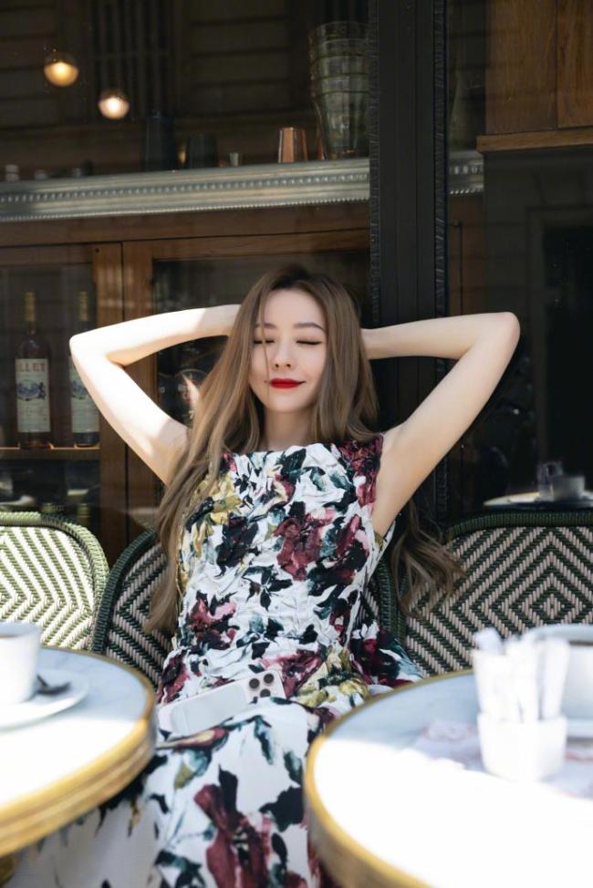 张靓颖自曝患病 伸懒腰手掌流血十年