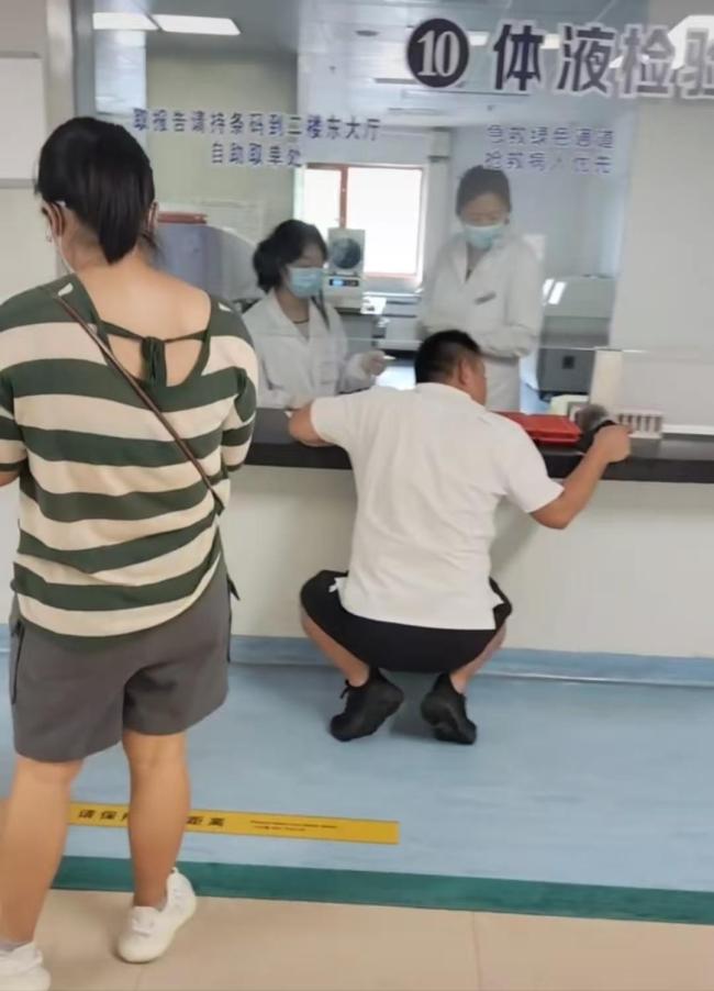 威海一医院现“丁义珍式”窗口 院方回应将增设对讲机