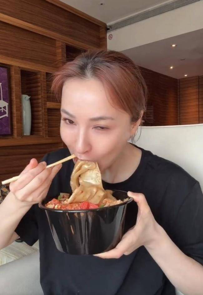 吴昕晒近况被质疑医美过度 脸部状态引争议