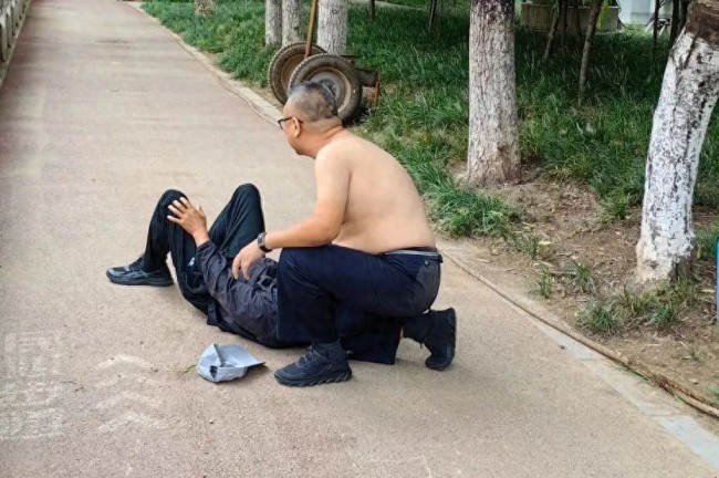 公安局副局长光膀子扑倒诈骗分子 赤膊擒骗护钱袋💰️