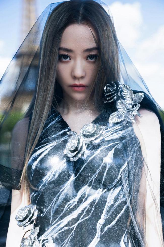 张靓颖自曝患病 伸懒腰手掌流血十年