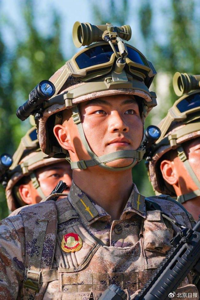 “长大后我也要穿军装”，汶川地震被救男孩将以空降兵少尉身份参加阅兵