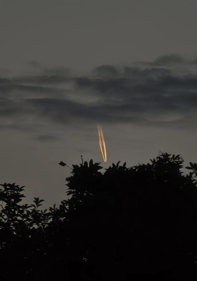 武汉有巨大流星坠落？市民目击全程 神秘天体现象引发热议