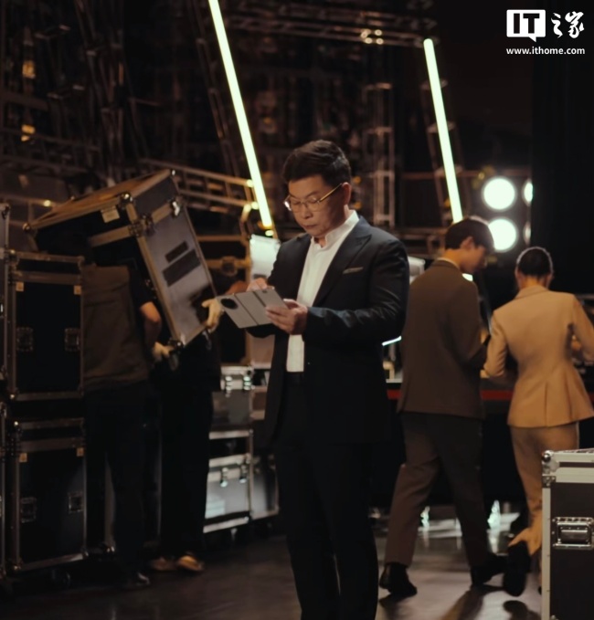 余承东曝新款三折叠支持手写笔 华为Mate XTs即将发布