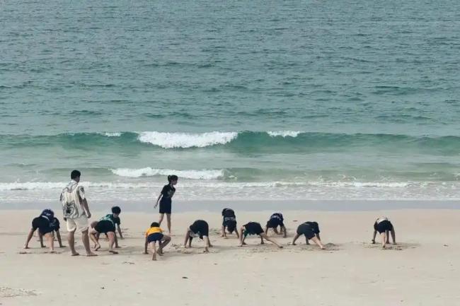 中产家长卷不动暑期旅游了