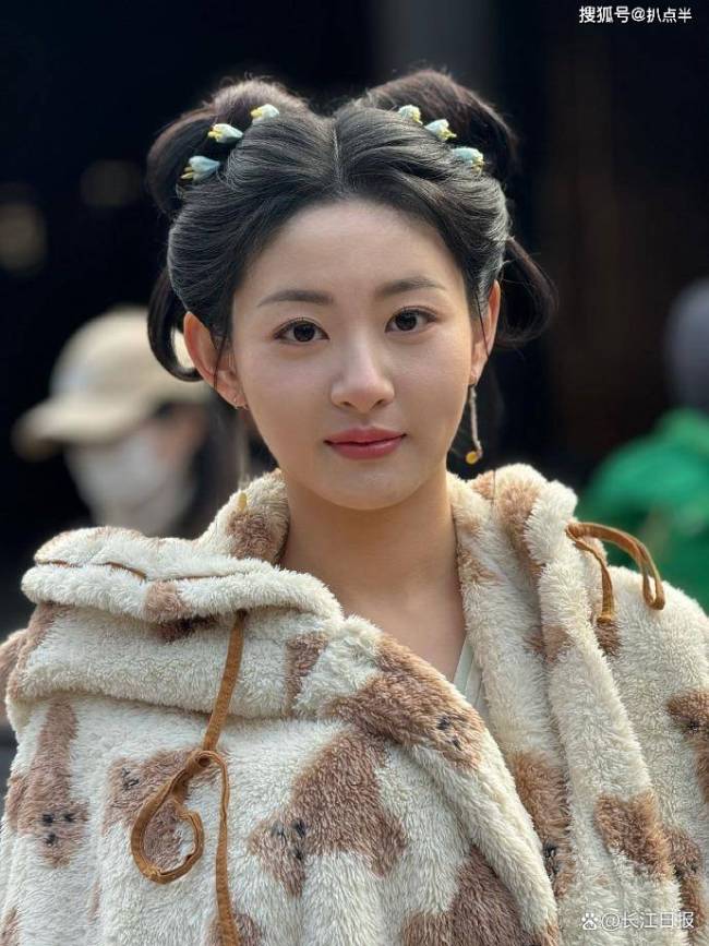 “古風美人”趙晴：新晉熱搜圣體，能靠這波熱度躋身一線嗎？爭議中前行