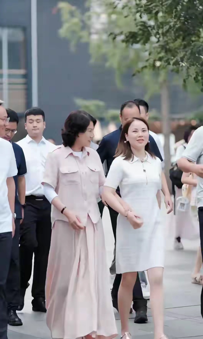 网友在成都街头偶遇董明珠 引发热议
