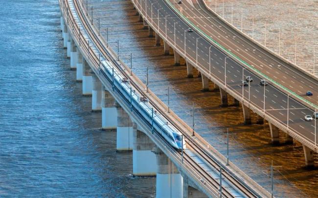 实拍！高铁和渔船同框瞬间，绝了！