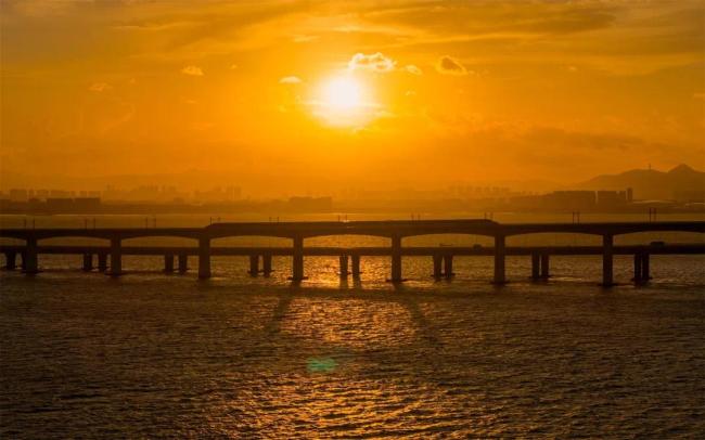 实拍！高铁和渔船同框瞬间，绝了！