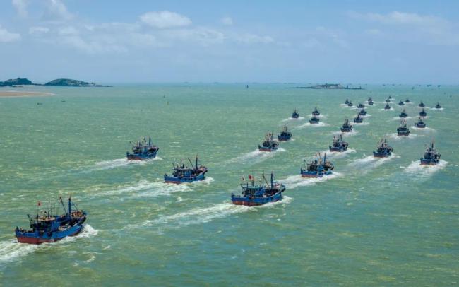 实拍！高铁和渔船同框瞬间，绝了！