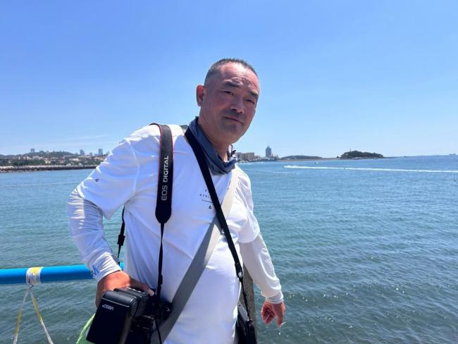 女子坠江漂流百米民警狂奔救援 市民手拉手组成人梯合力救人