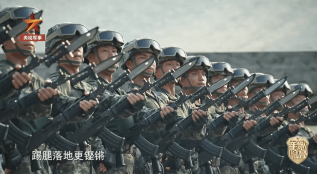 被中国军人的气势狠狠震撼