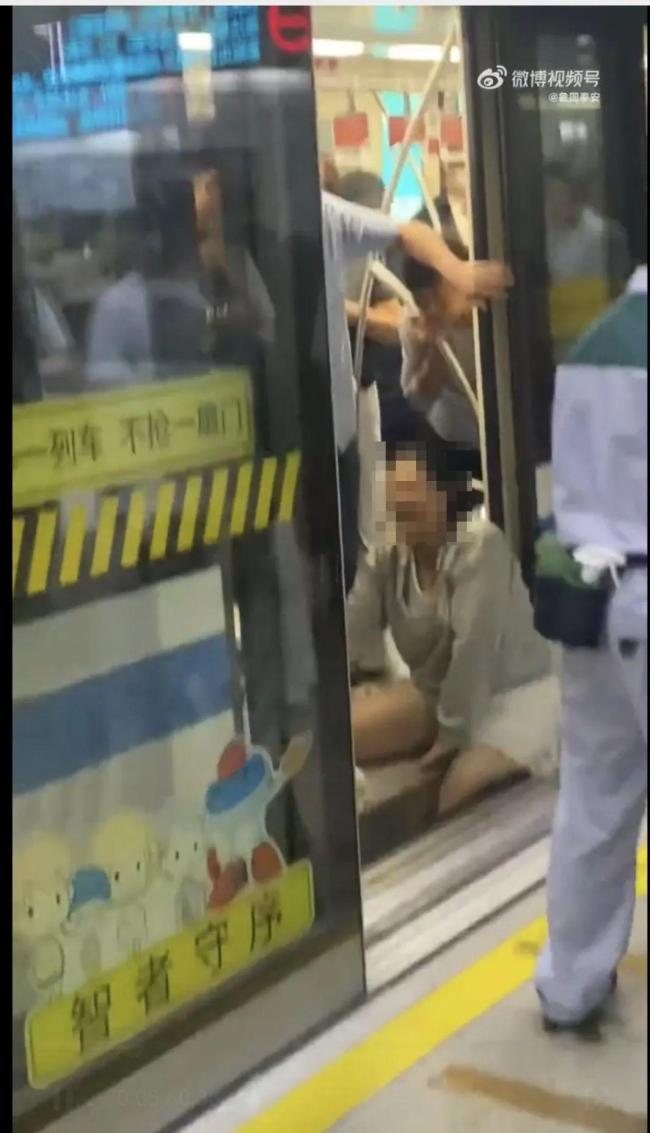 上海地铁回应乘客踩空腿卡缝隙 迅速救援确保安全