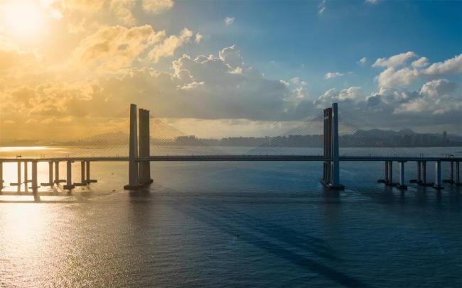 实拍！高铁和渔船同框瞬间，绝了！